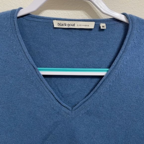 Cashmere sweater M V Neck NWOT Goat Blue lightweight washable sustainable fibre - Picture 2 of 8